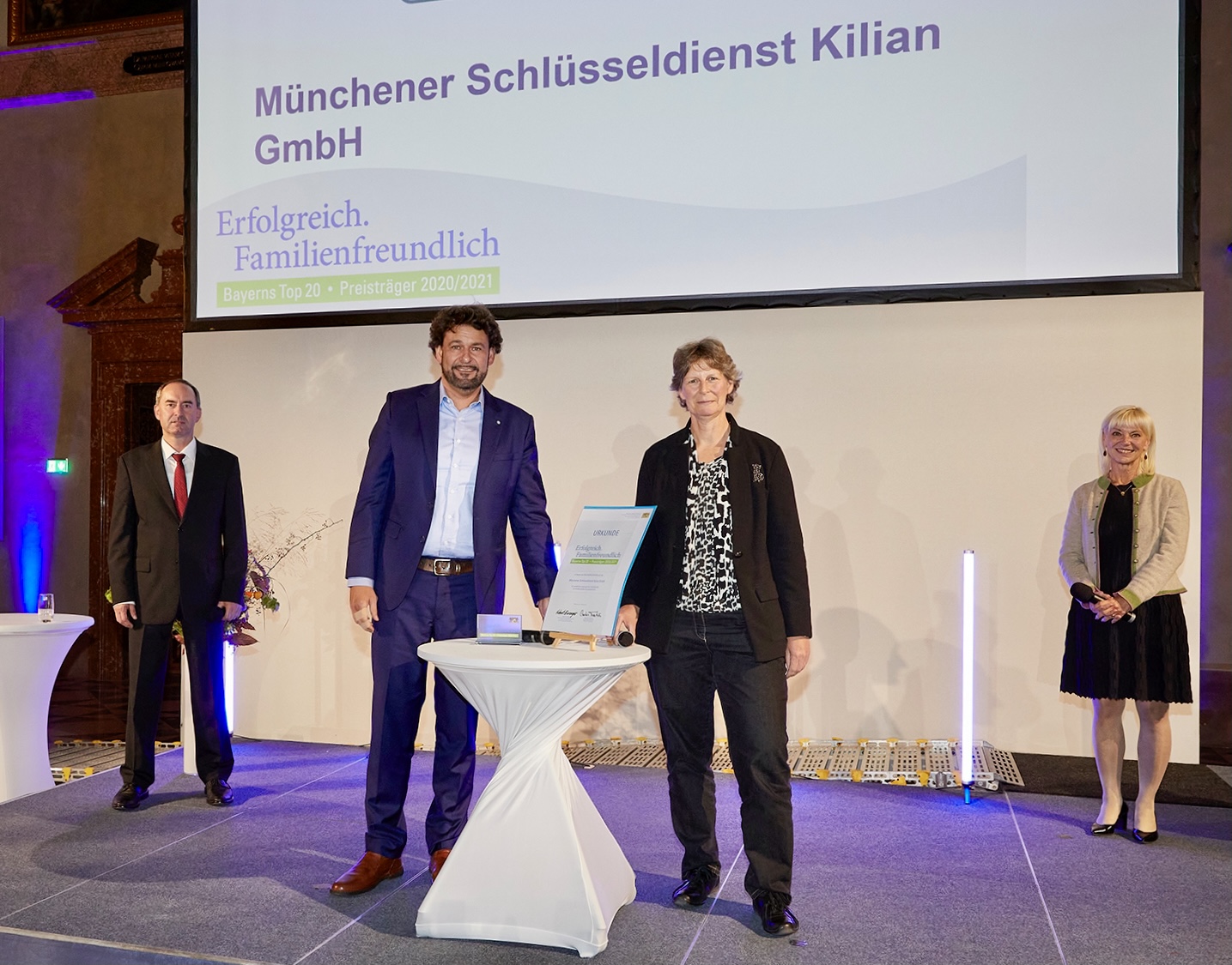 2021 Erfolgreich Familienfreundlich Marion und Martin Kilian mit Carolina Trautner und Hubert Aiwanger